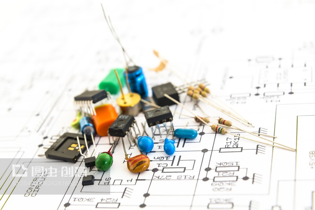 背景示意图上的电子元器件。electronic components on a schematic diagram background.